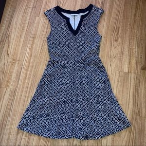 New York & Company Black and White Patterned V Neck Dress Size XS